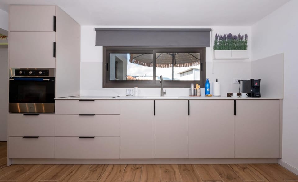 Coffee/tea facilities, Kitchen or kitchenette, oven