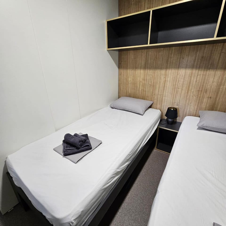 Bed, Photo of the whole room, Bedroom, towels