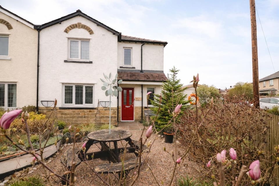 Property building, Spring, Day, Garden, Garden view