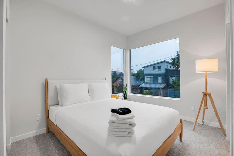 Stylish 2BR Duplex Near Alberta Arts District House in Portland