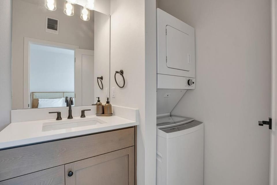 Vibrant 1BR Duplex Near Alberta Arts District House in Portland