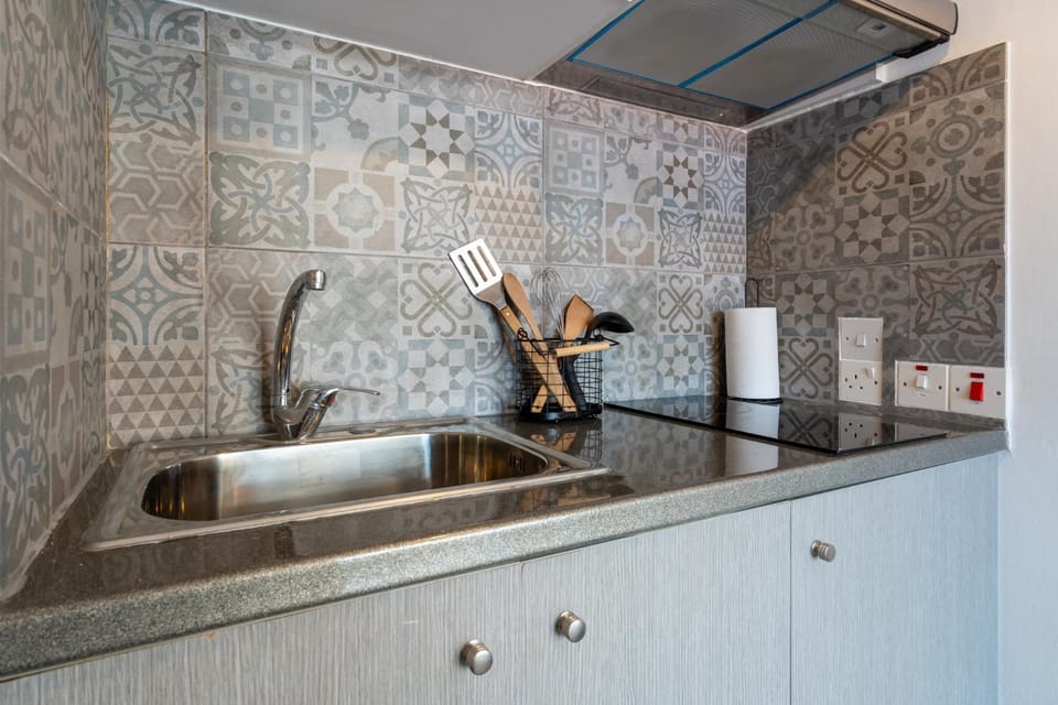 Coffee/tea facilities, Kitchen or kitchenette, microwave, minibar, stove