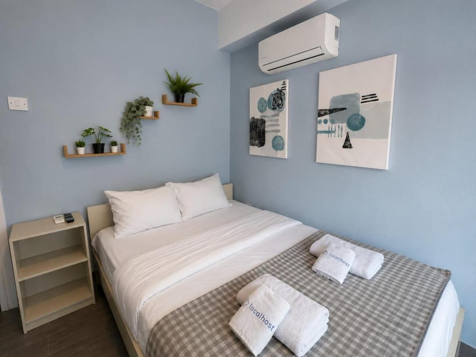 Bed, towels, air conditioner