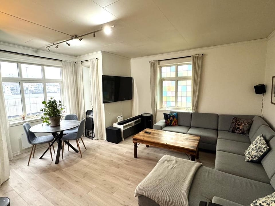 TV and multimedia, Living room, Seating area, Dining area