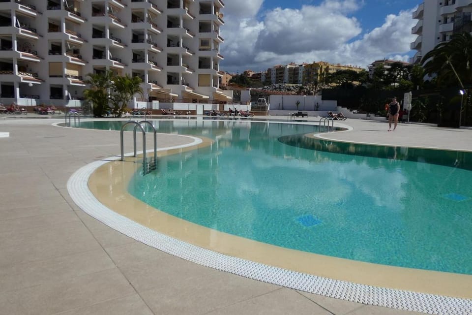 Pool view, Swimming pool, sunbed