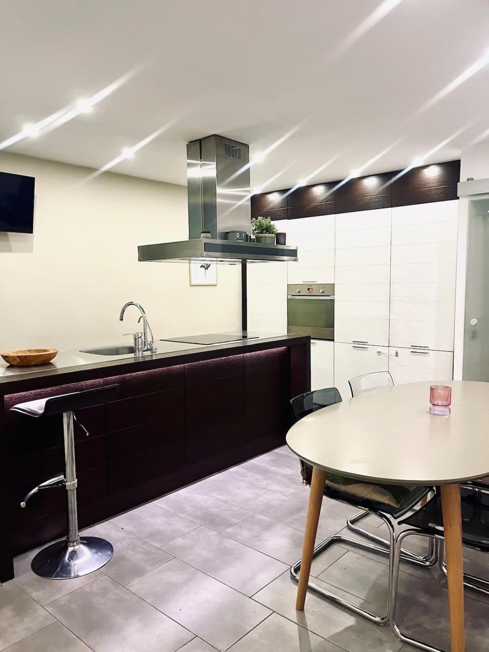 Kitchen or kitchenette, Dining area, oven