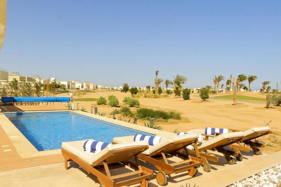 Swimming pool, sunbed