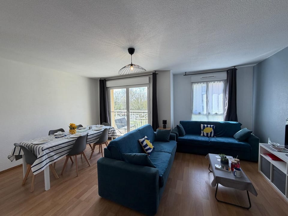 La frégate appartement 1er étage 2 Chambres, cuisine bien équipée, 2 belles terrasses 2 places de parking privatives à15 mn à pied de la mer et du centre Port en Bessin tous commerces proche Golf et Omaha Beach Apartment in Normandy