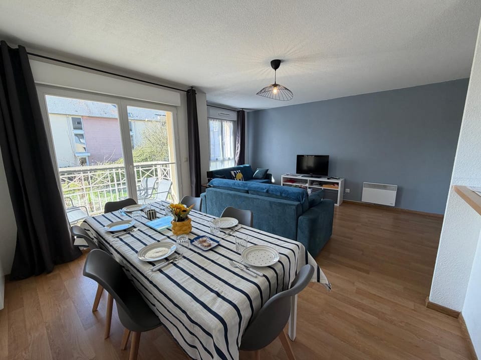 La frégate appartement 1er étage 2 Chambres, cuisine bien équipée, 2 belles terrasses 2 places de parking privatives à15 mn à pied de la mer et du centre Port en Bessin tous commerces proche Golf et Omaha Beach Apartment in Normandy