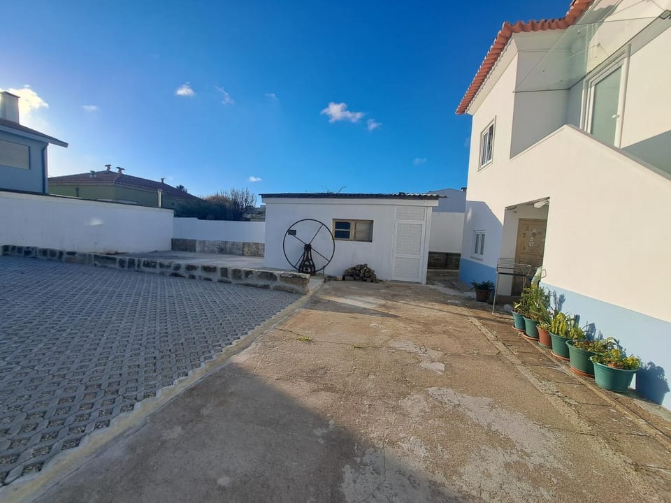 Property building, Facade/entrance, Balcony/Terrace
