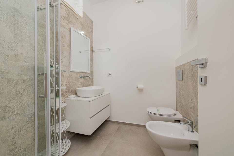 Shower, Toilet, Bathroom, bidet, towels