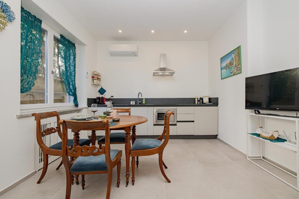 TV and multimedia, Kitchen or kitchenette, Living room, Dining area