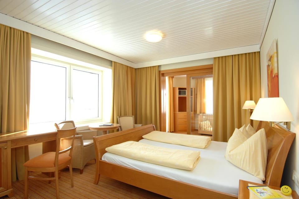 Bed, Photo of the whole room, Seating area, Bedroom