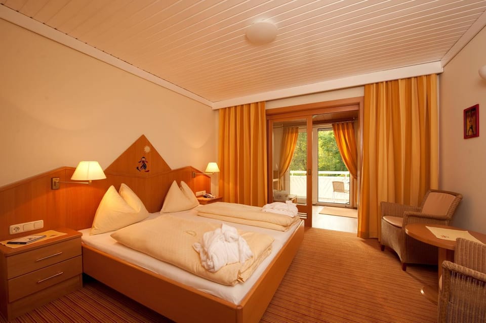 Bed, Photo of the whole room, Seating area