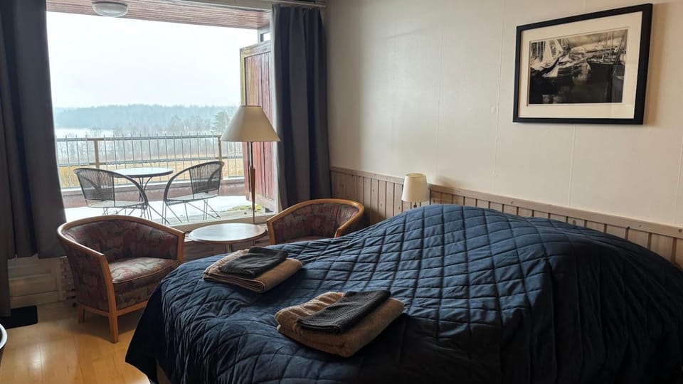 Bed, Balcony/Terrace, Lake view