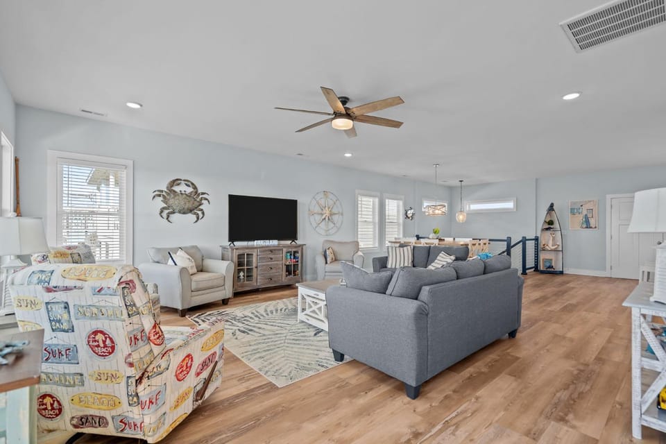Ocean Views with Heated Pool One Row from Beach House in Oak Island