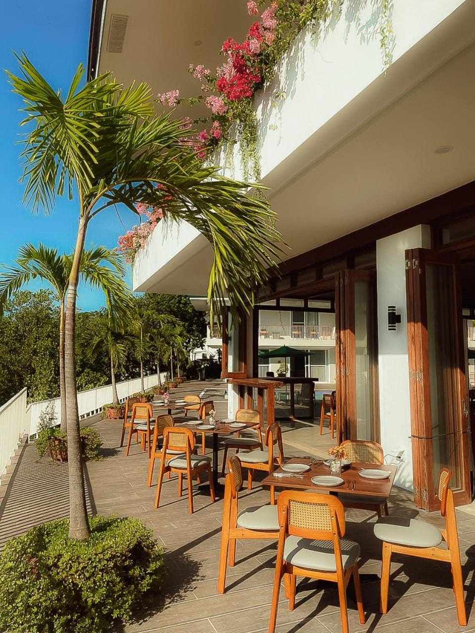 Property building, Restaurant/places to eat, Restaurant/places to eat, Garden view