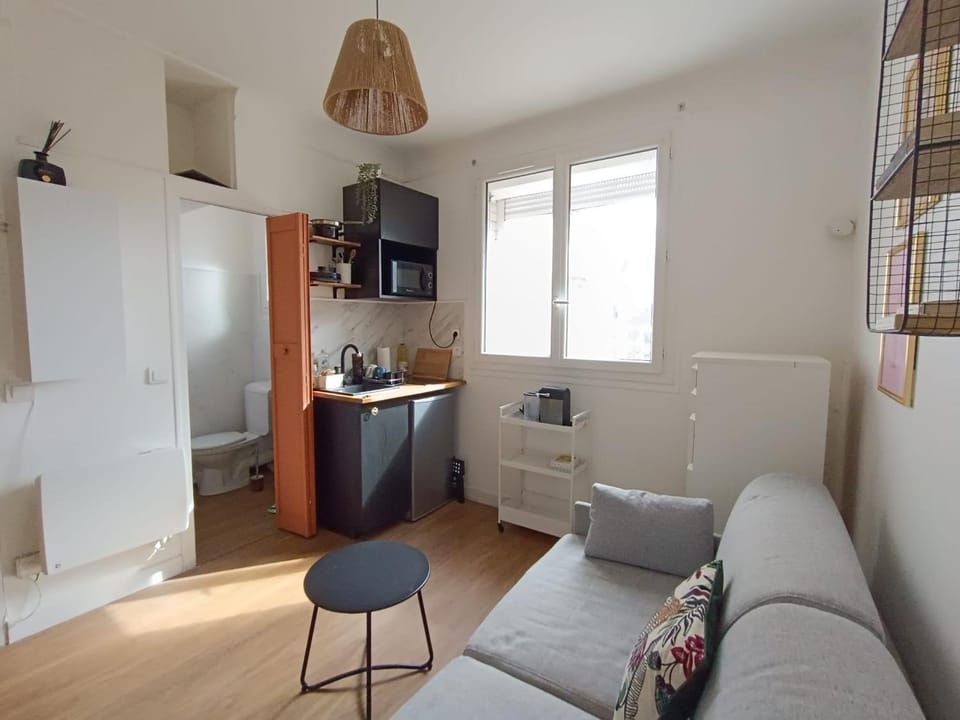 Kitchen or kitchenette, Living room, Seating area, oven