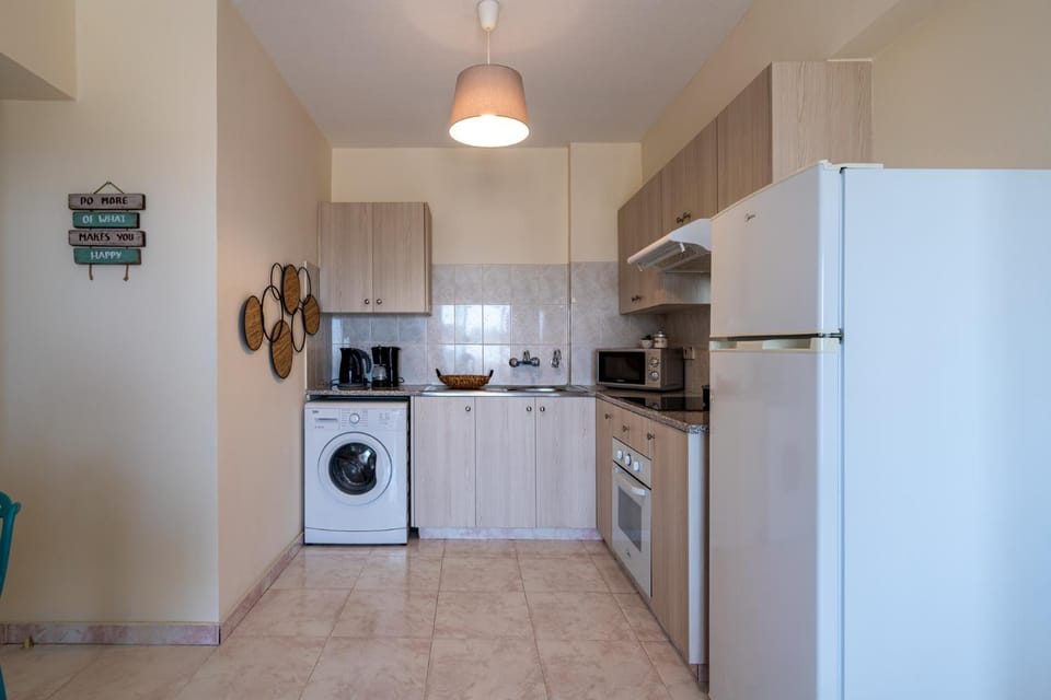 Coffee/tea facilities, microwave, oven, stove, toaster, washing machine, kitchen