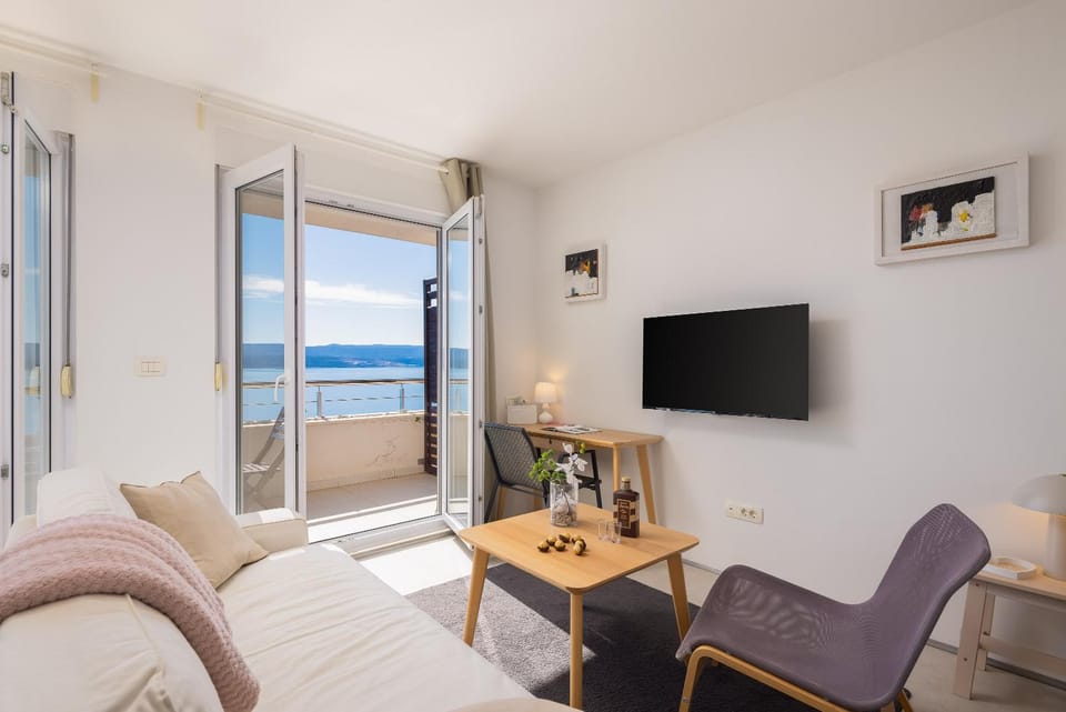 Natural landscape, TV and multimedia, Balcony/Terrace, Living room, Seating area, Dining area, Evening entertainment, Sea view, Drinks
