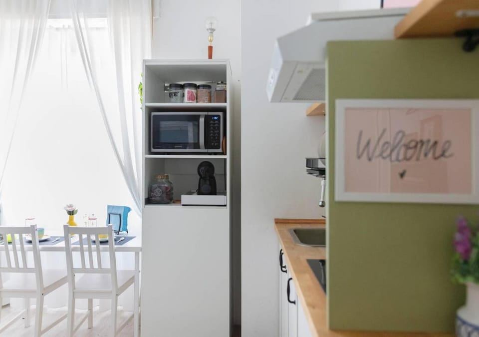 Coffee/tea facilities, Kitchen or kitchenette, microwave, stove, kitchen