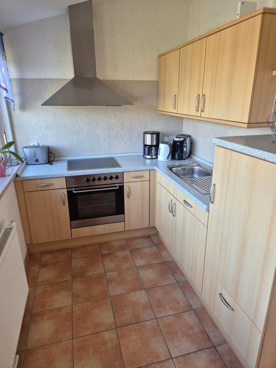 Coffee/tea facilities, Kitchen or kitchenette, stove, toaster