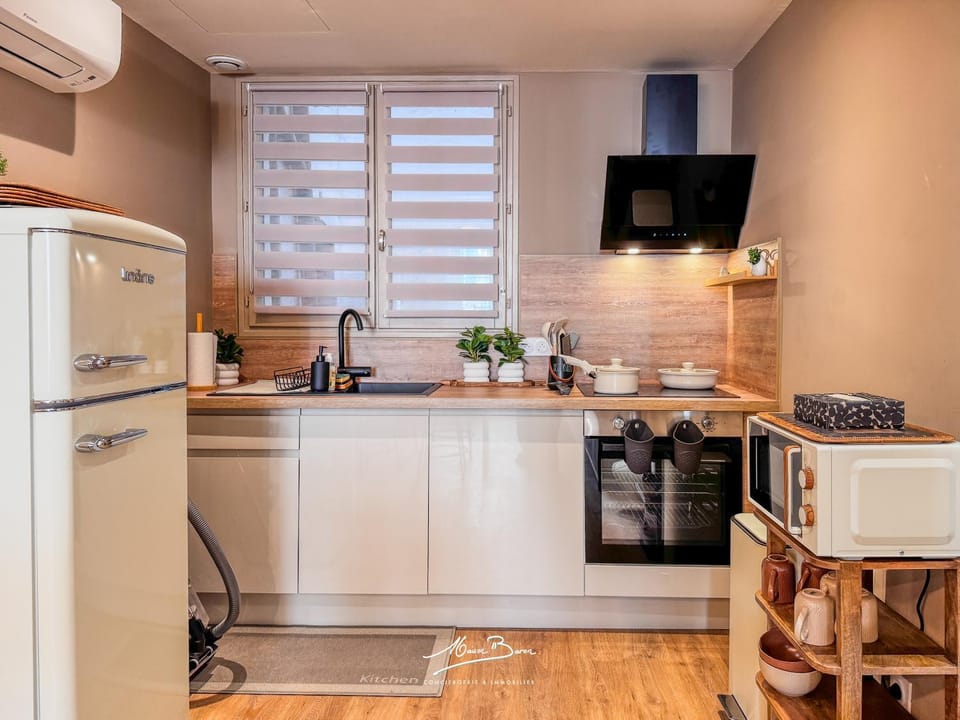 Coffee/tea facilities, Kitchen or kitchenette, dishwasher, oven, stove, toaster