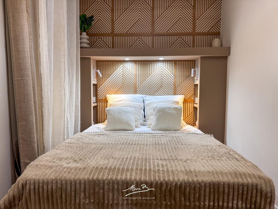 Bed, Photo of the whole room, Bedroom, towels