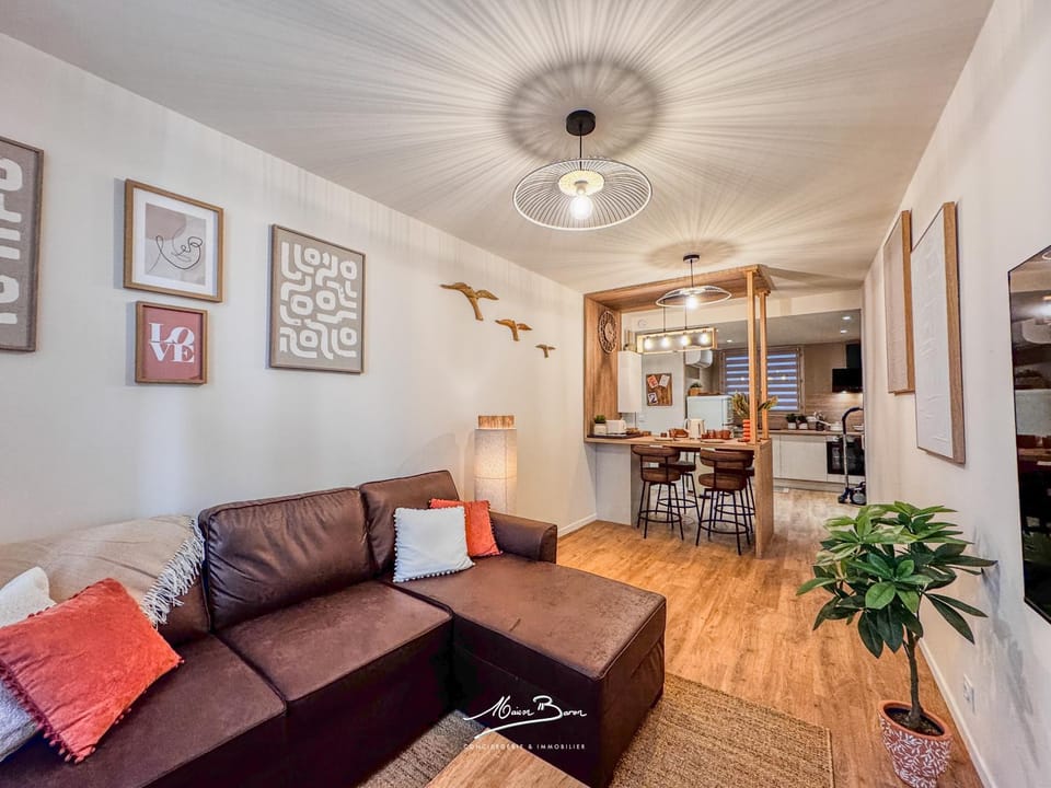 TV and multimedia, Kitchen or kitchenette, Living room, Seating area, Dining area, internet, internet
