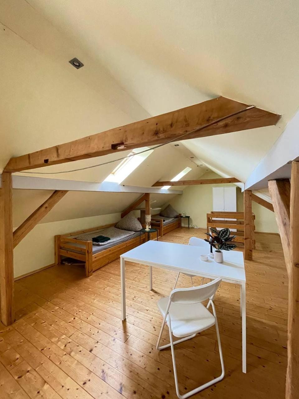 Bed, Living room, Photo of the whole room, Seating area, Dining area, Bedroom