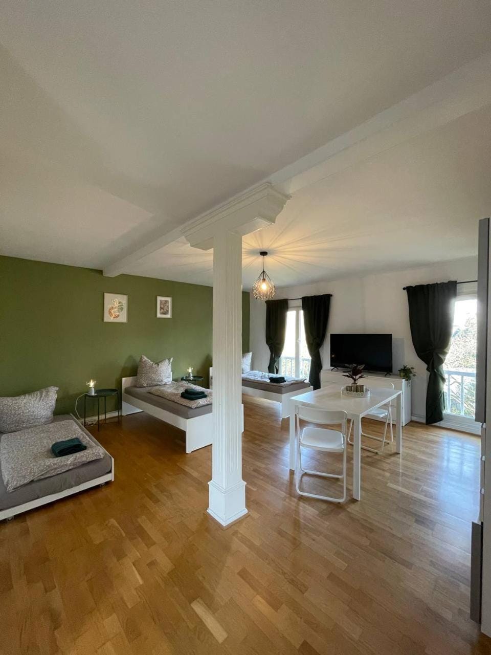 Bed, TV and multimedia, Living room, Photo of the whole room, Seating area, Dining area, Bedroom