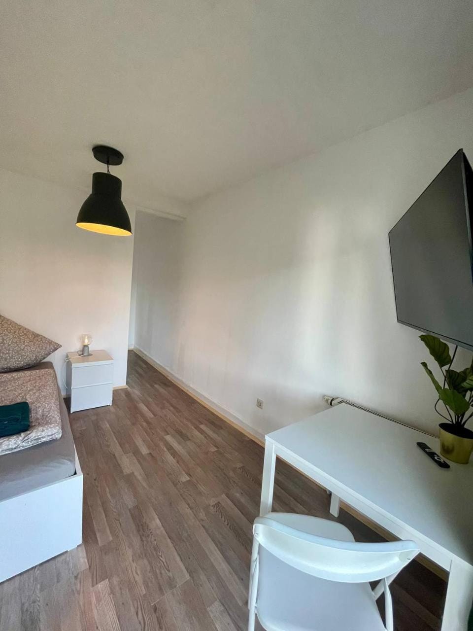 TV and multimedia, Living room, Seating area, Dining area, Bedroom