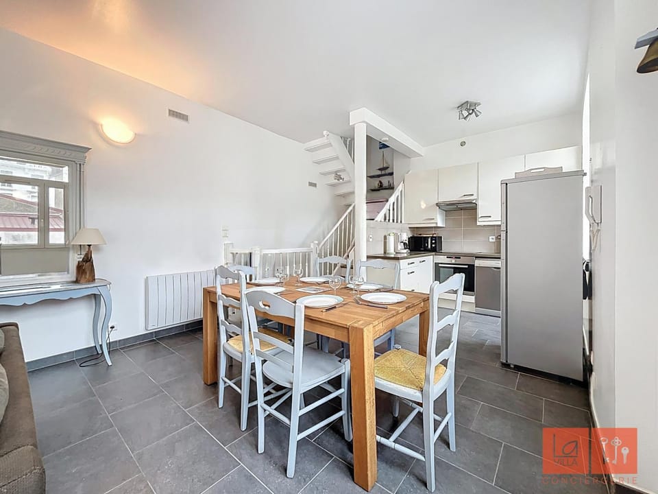 Kitchen or kitchenette, Dining area, dishwasher, oven
