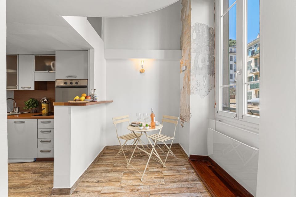 Duplex facing the Port - Old Nice - Beach within walking distance Apartment in Nice