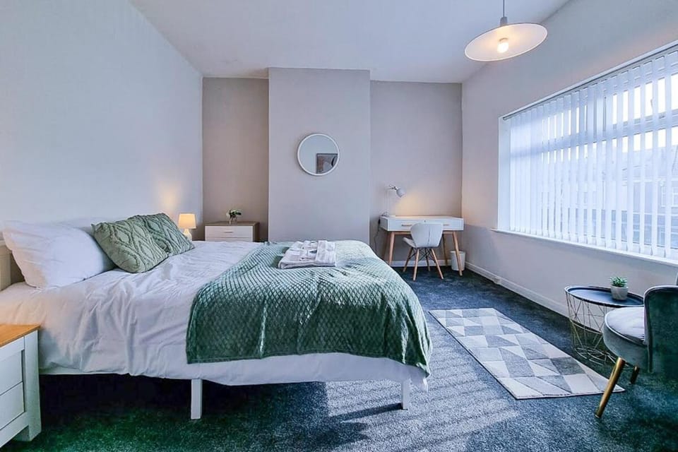 Bed, Photo of the whole room, Bedroom