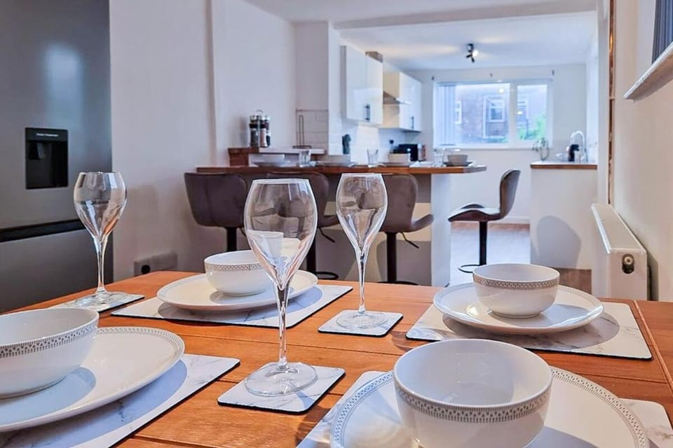 Kitchen or kitchenette, Food and drinks, Seating area, Dining area, Drinks