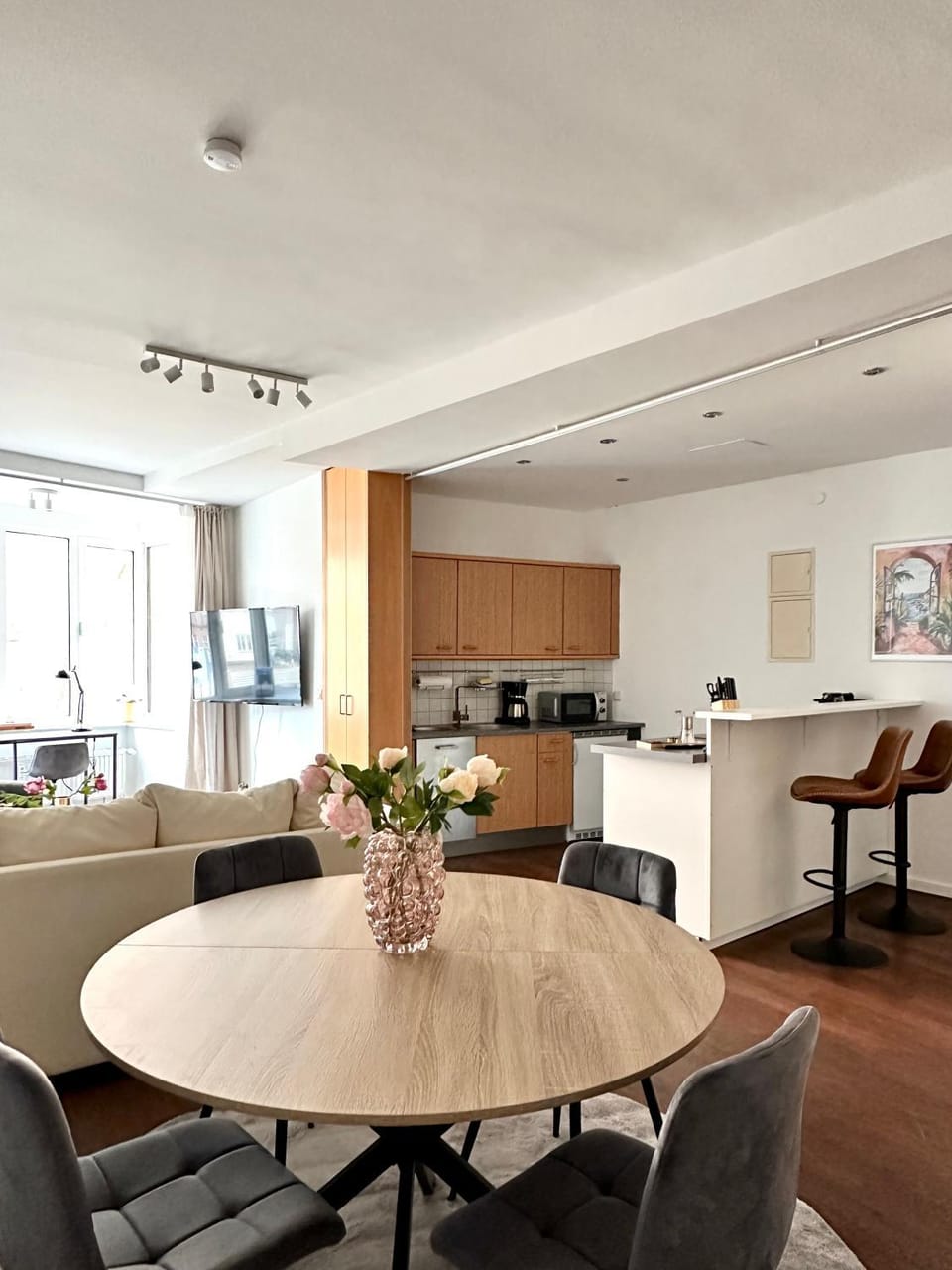 Dining area, kitchen