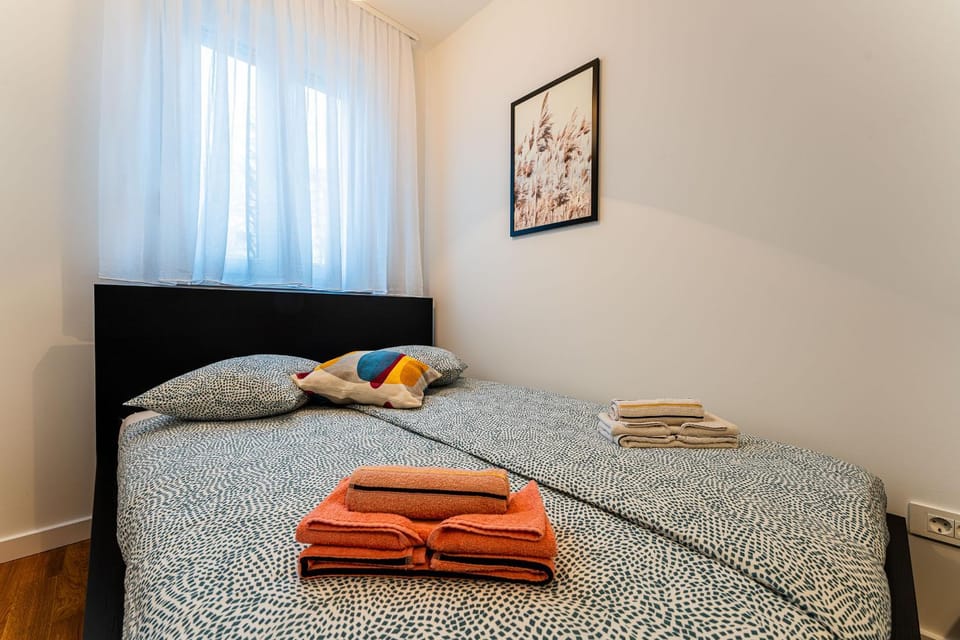 Bed, Bedroom, towels