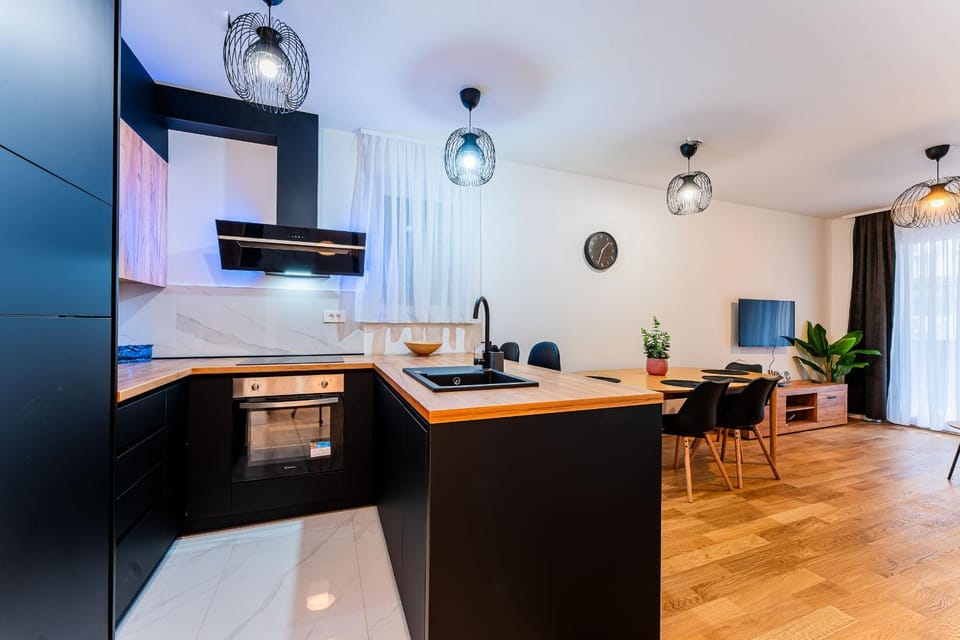 TV and multimedia, Kitchen or kitchenette, Dining area, oven, stove