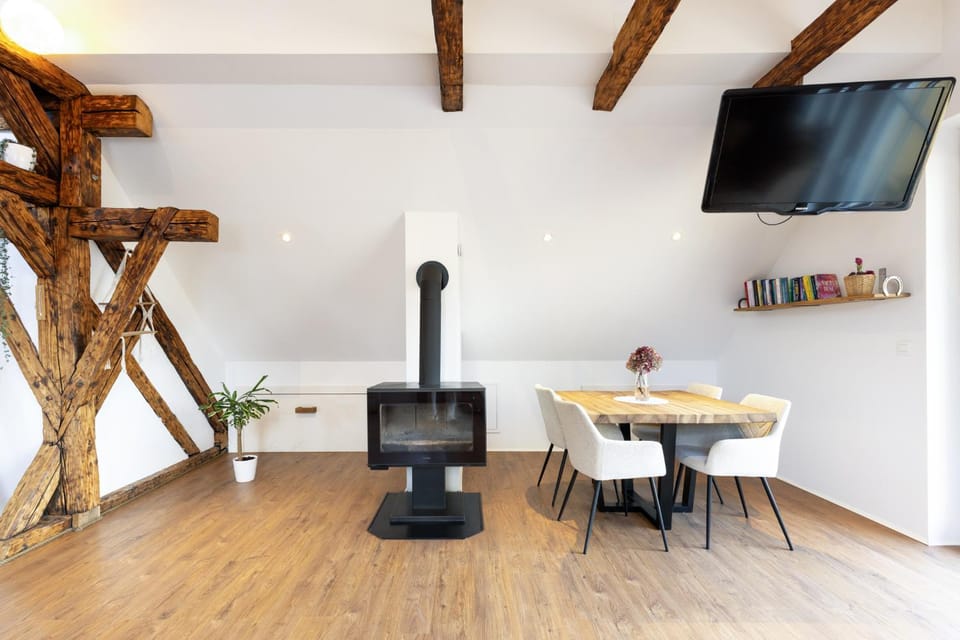 TV and multimedia, Dining area, fireplace