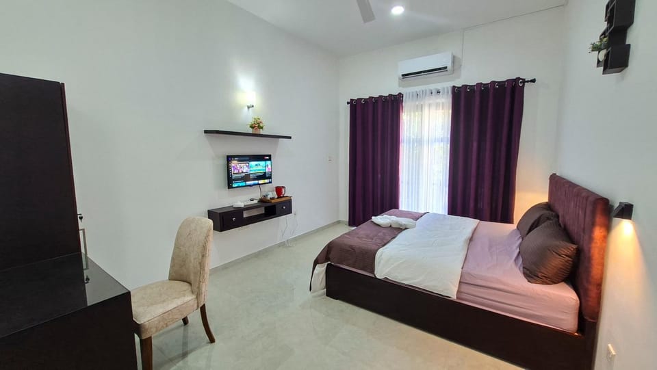 Bed, TV and multimedia, Photo of the whole room, Bedroom, air conditioner
