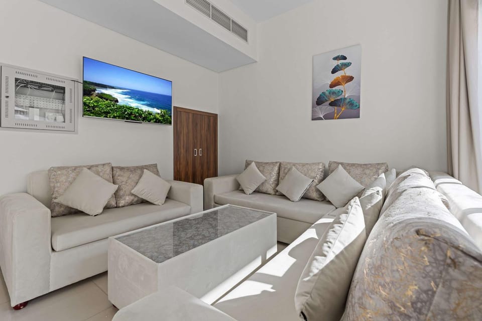 Elegant 3BR Villa Retreat w Private Backyard House in Dubai