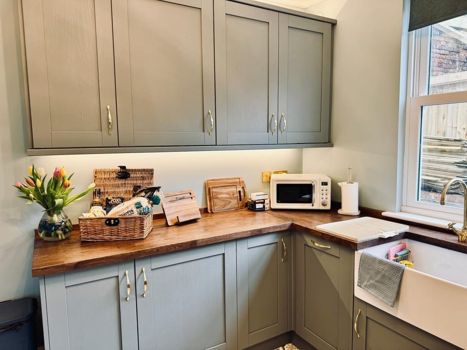 Coffee/tea facilities, Kitchen or kitchenette, oven, stove, toaster