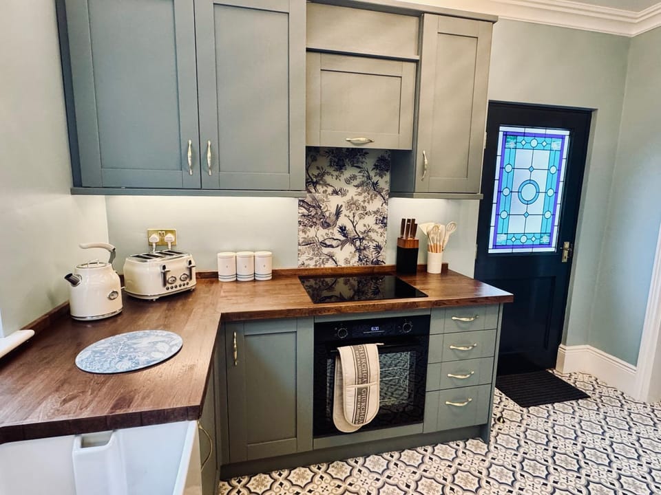 Coffee/tea facilities, Kitchen or kitchenette, dishwasher, oven, stove, toaster