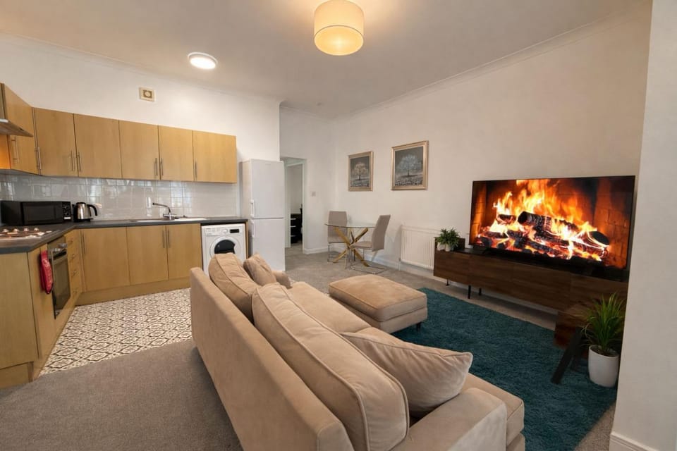 New Bright 1-Bed Flat Rear Access & Parking Apartment in Morecambe