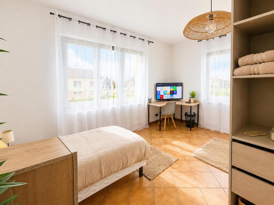 Bed, TV and multimedia, Photo of the whole room, Bedroom