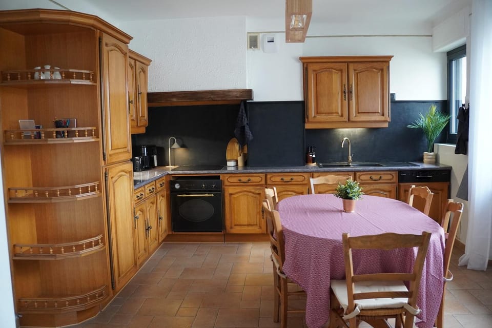 Kitchen or kitchenette, Dining area, Communal kitchen, oven, stove, wardrobe, Internal: Not applicable to any particular room