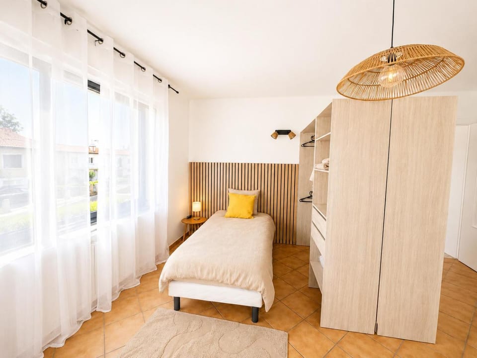 Bed, Living room, Photo of the whole room, Seating area, Bedroom, wardrobe