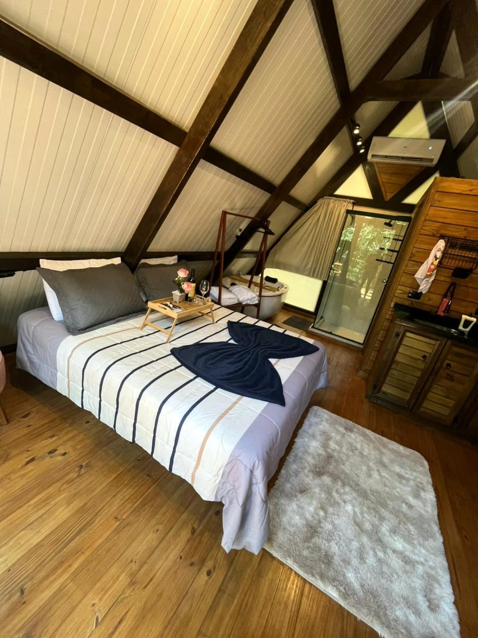 Bed, Photo of the whole room, Bedroom