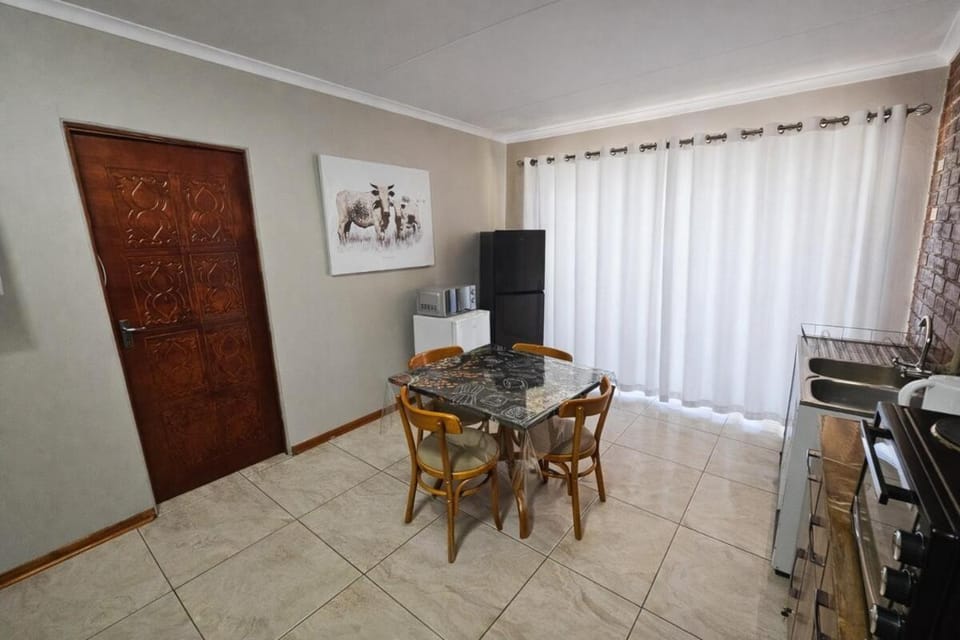 Work, Rest, Repeat, Comfortable 2BR Flat in Kathu Apartment in North West, South Africa